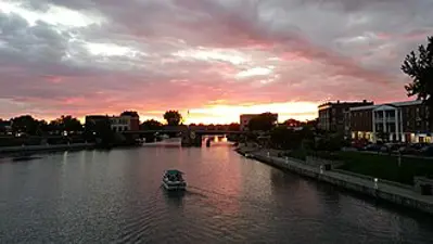 1825 the erie canal opens allowing direct passage from the hudso 10 26