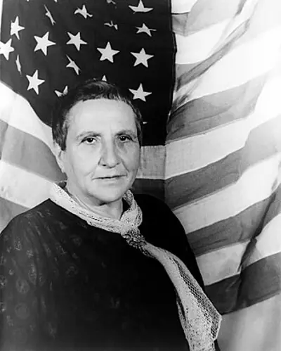 1907 gertrude stein meets her life partner and muse alice b
