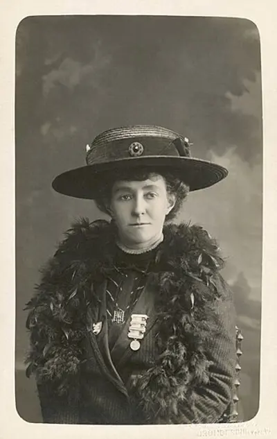 1913 emily davison a suffragette runs out in front of king geor 06 04