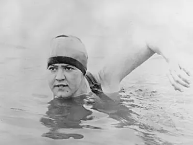 1926 gertrude ederle becomes the first woman to swim across the e 08 06