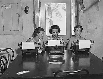 1933 president roosevelt signs legislation creating the federal e 05 12