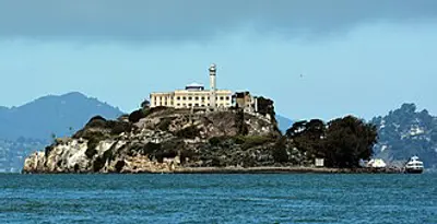 1934 the first civilian prisoners arrive at the federal prison on 08 11