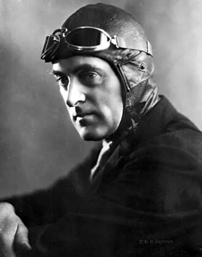 1935 sir malcolm campbell reaches a speed of 304