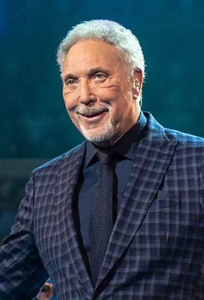 1940 tom jones welsh singer and actor 06 07