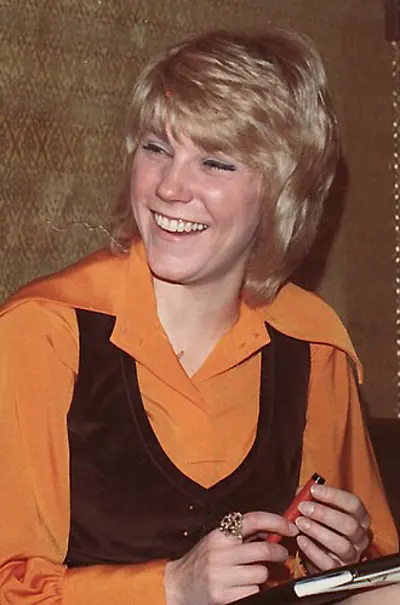 1945 anne murray canadian singer and guitarist 06 20