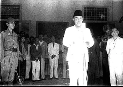 1945 the independence of indonesia was proclaimed by sukarno and 08 17