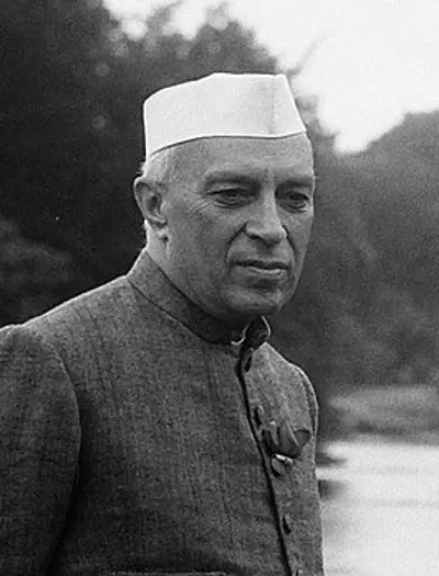 1947 jawaharlal nehru pictured took office as the first prime m 08 15
