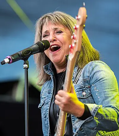 1950 suzi quatro american english singer songwriter and guitaris 06 03