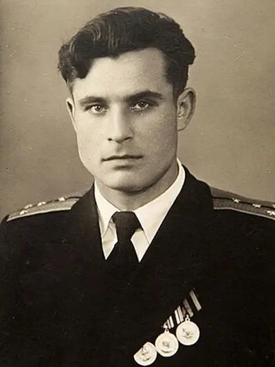 1962 by refusing to agree to the firing of a nuclear torpedo at a 10 27