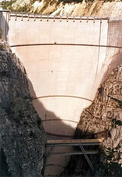 1963 in italy a large landslide causes a giant wave to overtop t 10 09