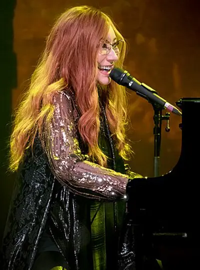 1963 tori amos american singer songwriter pianist and producer 08 22