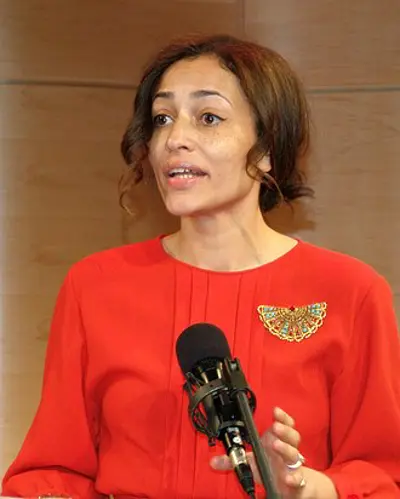 1975 zadie smith english author and academic 10 25