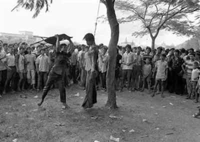 1976 dozens are killed by thai police and right wing paramilitari 10 06