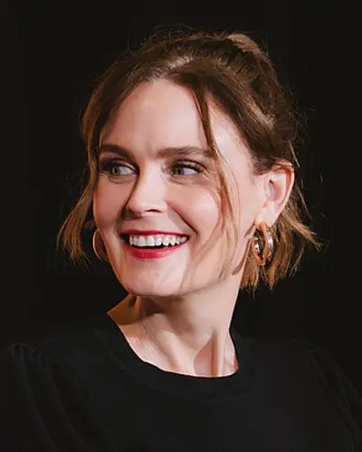 1976 emily deschanel american actress and producer 10 11