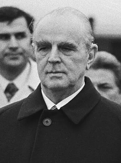 1979 konstantinos karamanlis signs the full treaty of the accessi 05 28