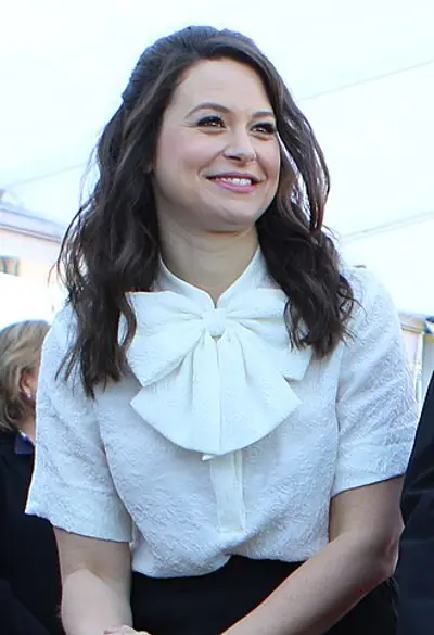 1982 katie lowes american actress 09 22