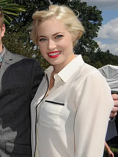 1983 charlotte sullivan canadian actress 10 21