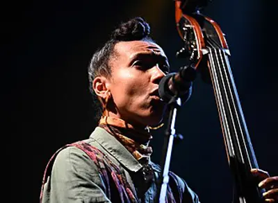 1984 esperanza spalding american singer songwriter and bassist 10 18