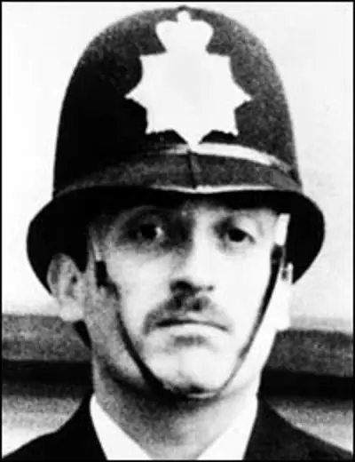1985 police constable keith blakelock is murdered as riots erupt 10 06