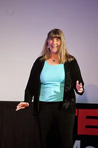 1987 lynne cox became the first person to swim between the u.s