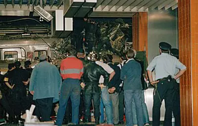 1988 the gare de lyon rail accident in paris france kills 56 pe 06 27