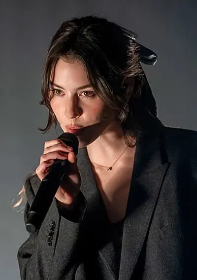 1999 gracie abrams american singer songwriter 09 07