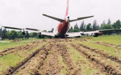 1999 qantas flight 1 overruns a runway in bangkok during a storm 09 23