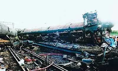 1999 the ladbroke grove rail crash in west london kills 31 people 10 05