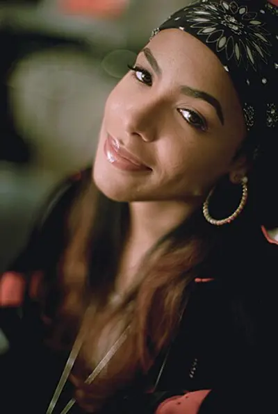 2001 american singer aaliyah and several members of her entourage 08 25