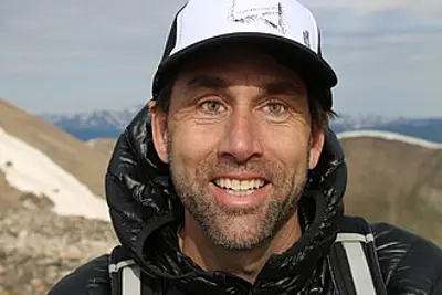 2001 erik weihenmayer becomes the first blind person to reach the 05 25