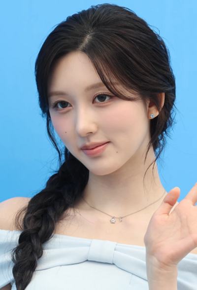 2002 gaeul south korean singer rapper and dancer 09 24