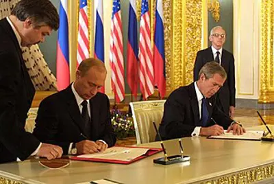 2002 russia and the united states sign the moscow treaty