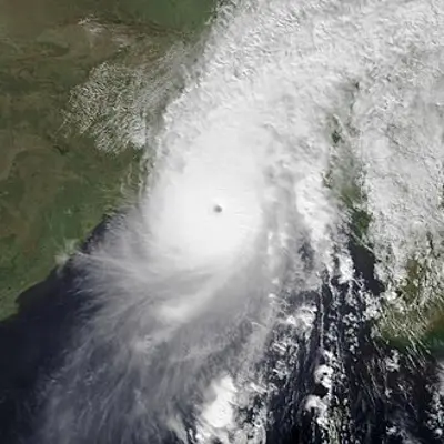 2007 cyclone sidr hits bangladesh killing an estimated 5000 peo 11 15