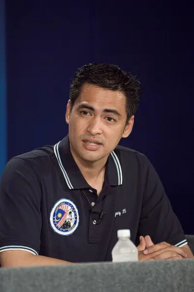 2007 sheikh muszaphar shukor becomes the first malaysian in space 10 10