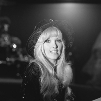 2014 lynsey de paul english singer songwriter pianist and actr 10 01