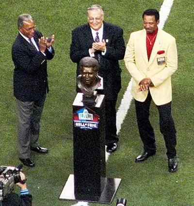 2015 charlie sanders american football player and sportscaster 07 02