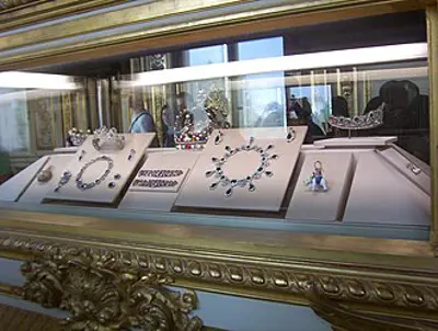 2025 pieces of the french crown jewels are successfully stolen du 10 19