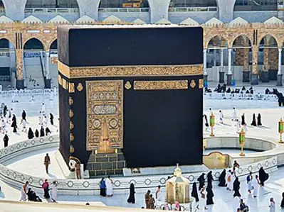 683 during the siege of mecca the kaaba catches fire and is bur 10 31